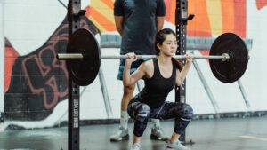 How Much Should I Squat If I’m 22 Years Old: A Guide to Safe and Effective Squatting