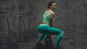 Will drinking more pineapple juice Give You A Toned Glute While Squatting: Explained)