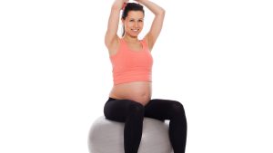 pregnant-woman-working-out-with-dumbbells.jp.